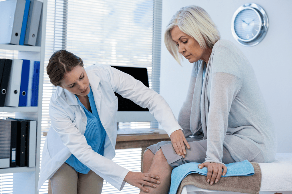 A patient with arthrosis in need of therapy, examined by a doctor